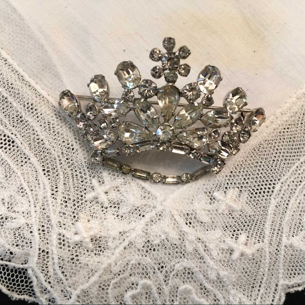 Vintage Rhinestone Crown Brooch. Sparkly!  2.5” W